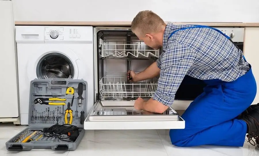 Kaynarca Warmhaus servisi teknisyen ekibi beyaz eşya tamiri yaparken